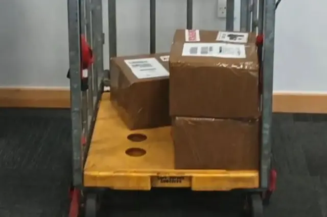 向中国走私4万部被盗手机 1件小事助警方破获 向中国走私4万部被盗手机 1件小事助警方破获