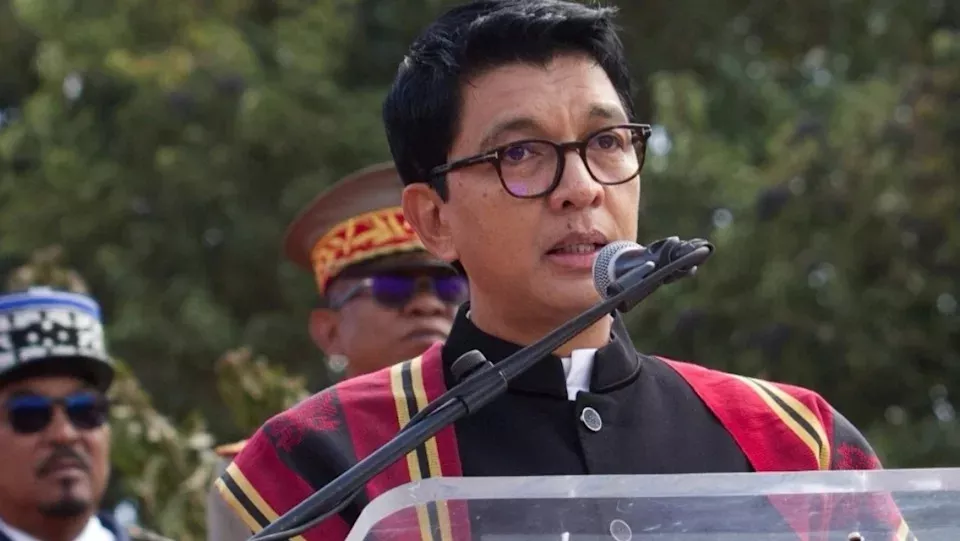 “Z世代革命”再攻下一城!这国总统下台出逃