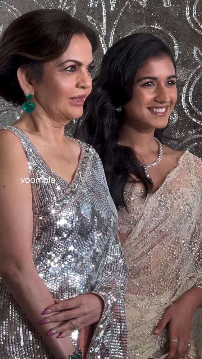 印首富妻60克拉祖母绿耳环和水晶纱丽超华丽