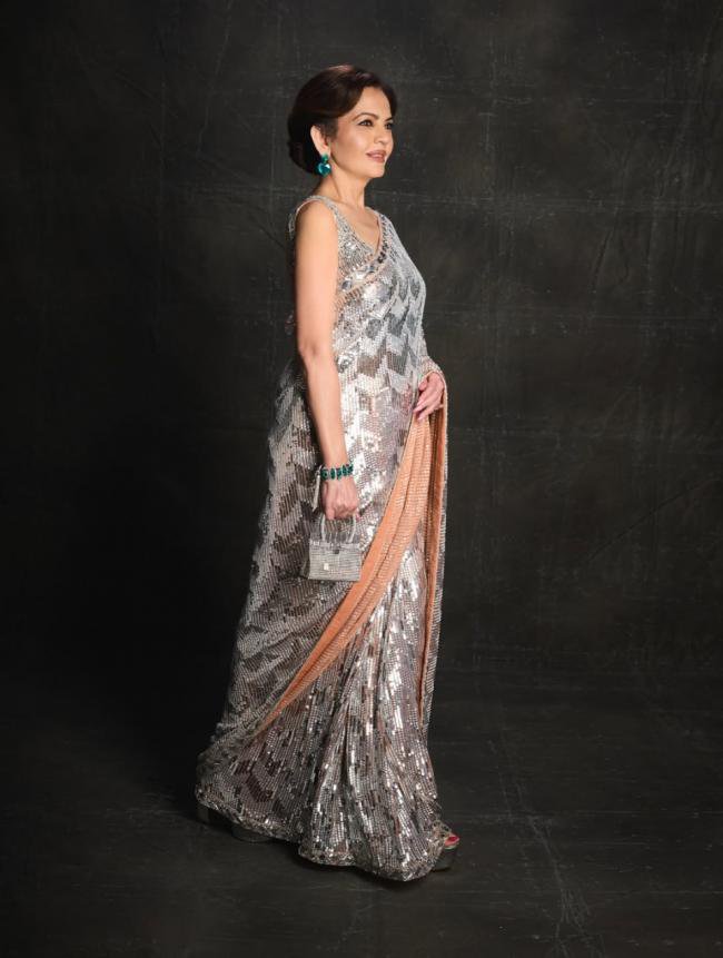 印首富妻60克拉祖母绿耳环和水晶纱丽超华丽