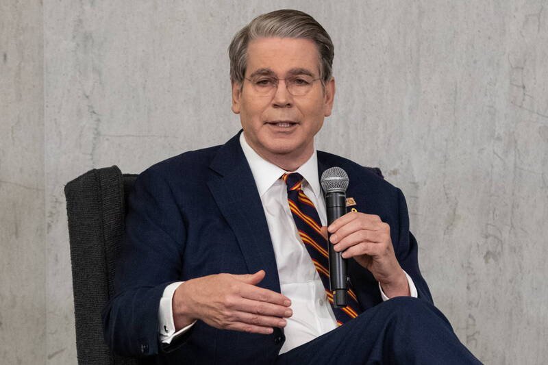 美国财政部长贝森特今天表示，川普总统仍按原定计划在南韩与中国国家主席习近平会面。（欧新社）