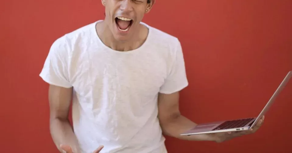 一喊解千愁！ 芝加哥“尖叫俱乐部” 定期朝湖面怒吼