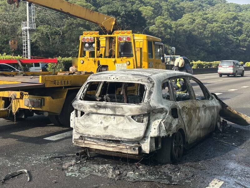 中山高南下林口今天上午七时卅分传出火烧车，驾驶与乘客两人仓皇逃生，幸无大碍，这起车祸造成中山高双向都回堵10余公里，车潮消化中；图为车辆烧成骨架。（记者吴仁捷翻摄）