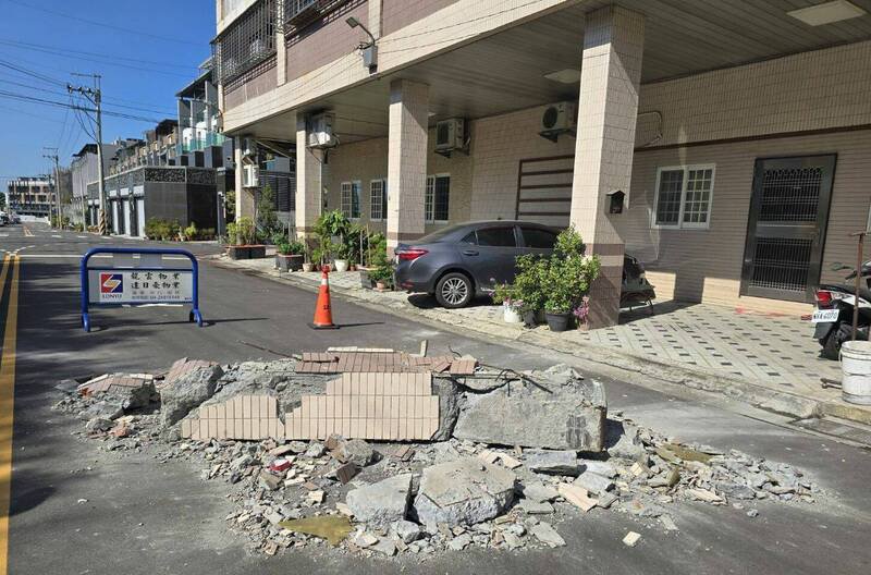 台中太平长亿里永祥街的「彩虹园邸社区」，其中一栋4楼的水泥阳台今天凌晨竟整个坠落，所幸没有砸中人车。（民众提供）