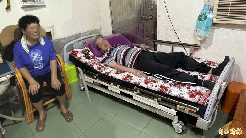 谢妇（左）独自照顾50多岁卧病在床的儿子。（记者颜宏骏摄）