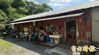 谢妇目前栖身的砖房。（记者颜宏骏摄）