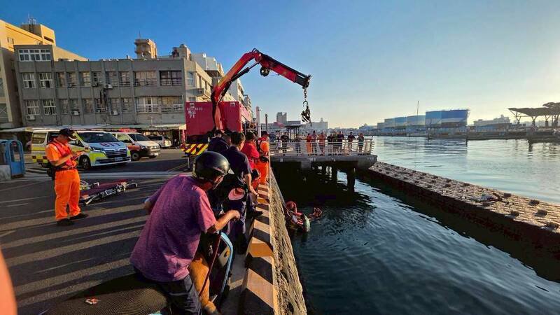 澎湖轮码头传老翁落海，澎湖县政府消防局出动吊车前往救援。（澎湖县政府消防局提供）