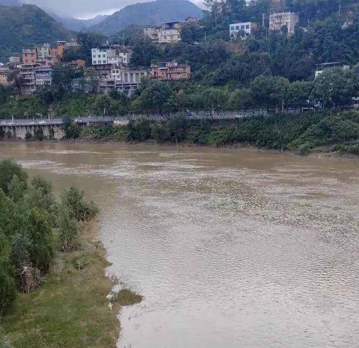 婚礼当天跳河新郎家属：希望看行车记录仪画面