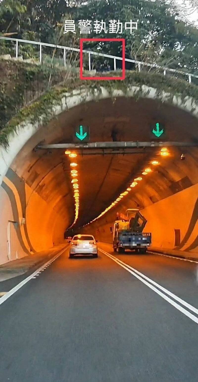 南投县国道6号，近期有民众在埔里隧道上方赫见警方「登高望远」抓违规，引发网路热议。（杨姓民众提供）