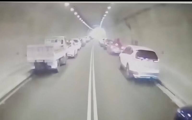 日前国道四号火烧车，隧道内车辆听到消防救灾车行经立即宛如摩西分海避让到两侧。（台中市消防局提供）