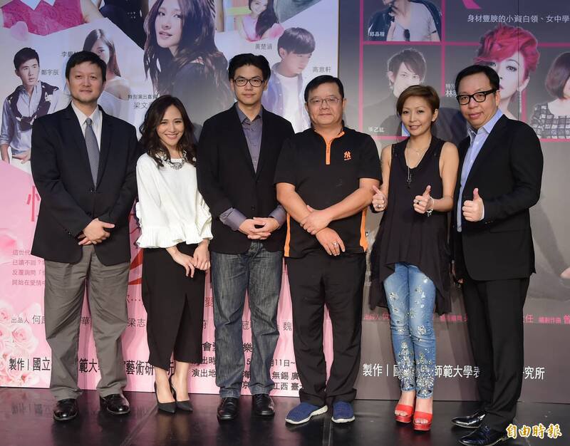 导演谢念华（右1）。（资料照）