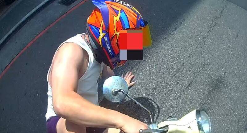 曾男连人带机车倒地。（警方提供）