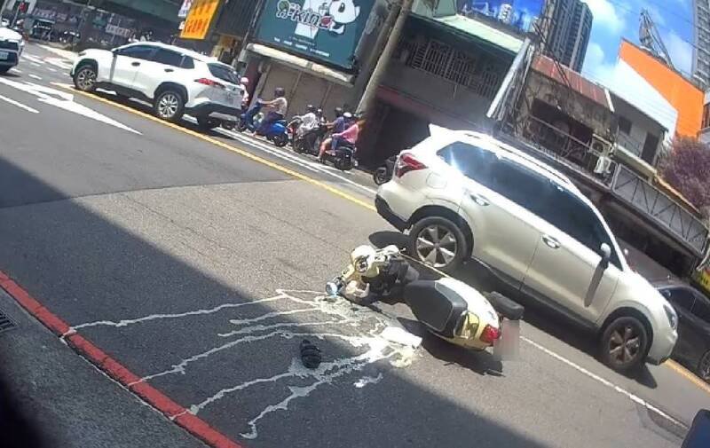 奶茶顺著红线边流出，散出甜腻香气。（警方提供）