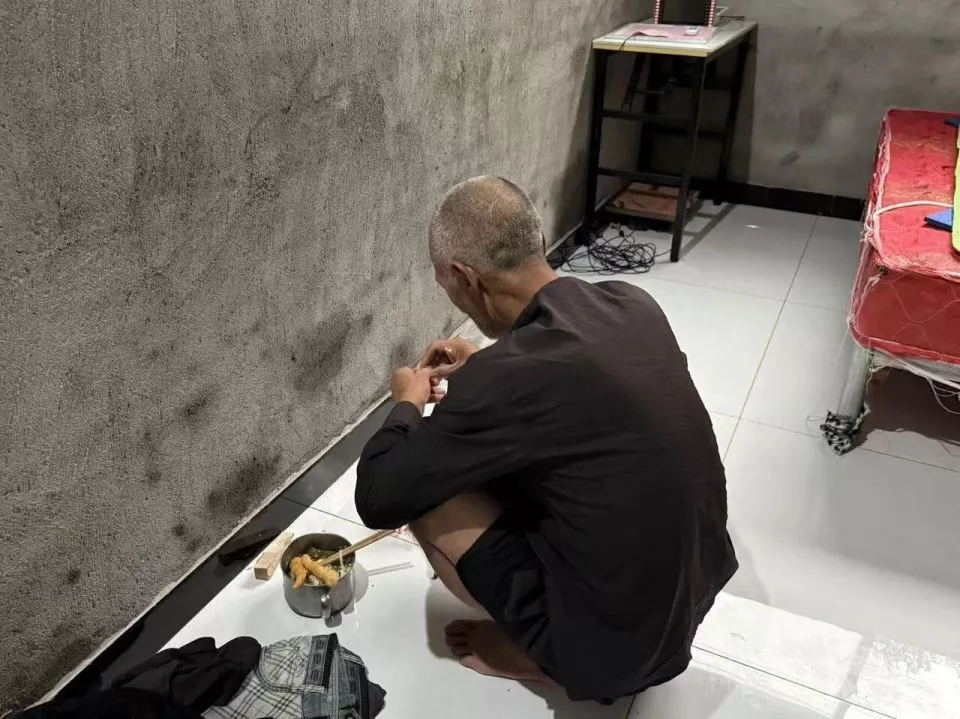 精神残疾父亲失踪9年后,女儿找到那家砖厂