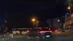 悚！中国男子驾车暴冲撞飞路人 酿2死3伤