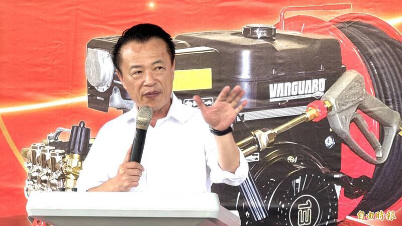 嘉义县长翁章梁感谢企业造福社会的义举。（记者蔡宗勋摄）