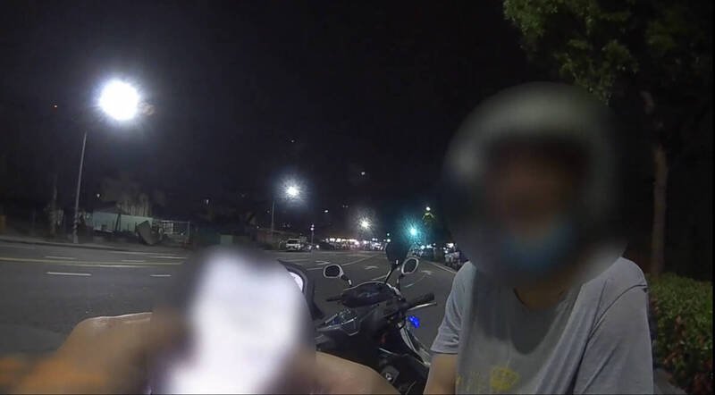 高雄何姓男子深夜闯红灯遭警追拦开罚，违规影片网路疯传。（民众提供）