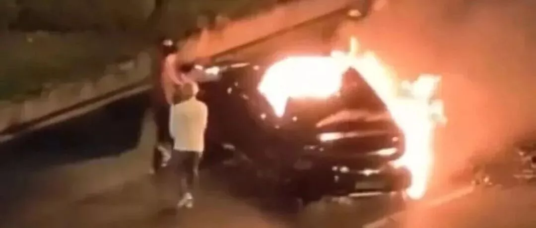 小米SU7又爆燃!雷军,是时候停下看看后视镜了