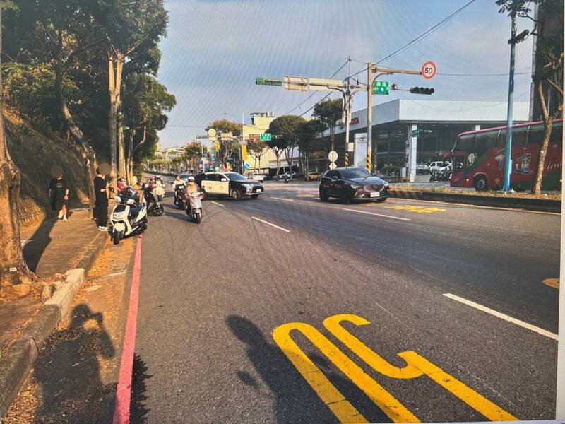 李男13日下午驾驶大货车行经龟山区长寿路时，沿路漏油却未察觉，后方行经的3辆机车滑倒受伤。（记者郑淑婷翻摄）