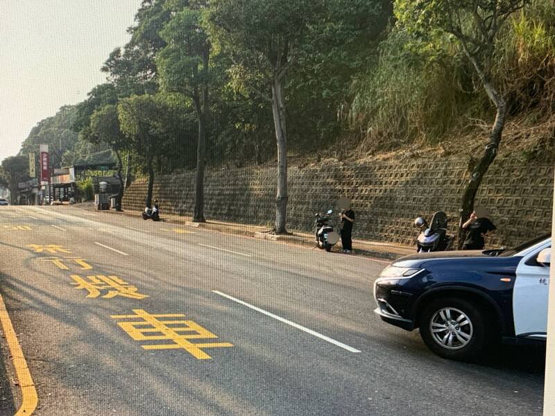 李男13日下午驾驶大货车行经龟山区长寿路时，沿路漏油却未察觉，后方行经的3辆机车滑倒受伤。（记者郑淑婷翻摄）