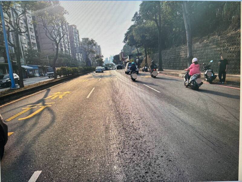 李男13日下午驾驶大货车行经龟山区长寿路时，沿路漏油却未察觉，后方行经的3辆机车滑倒受伤。（记者郑淑婷翻摄）