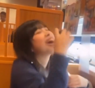 好恶!日本藏寿司惊传遭女高中生恶搞 舔酱油瓶口还伸手摸寿司