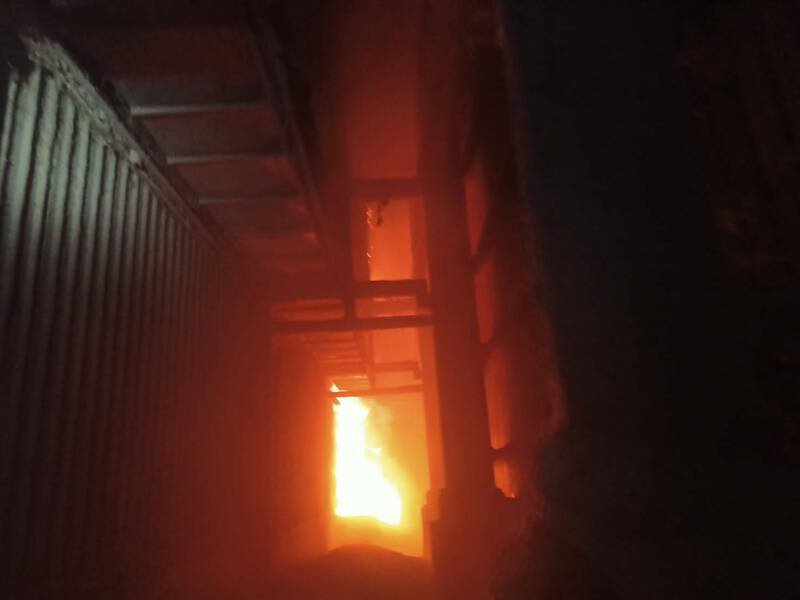 桃园杨梅区农会谷仓大火全面燃烧、浓烟窜天，消防队驰往抢救中。（记者李容萍翻摄）