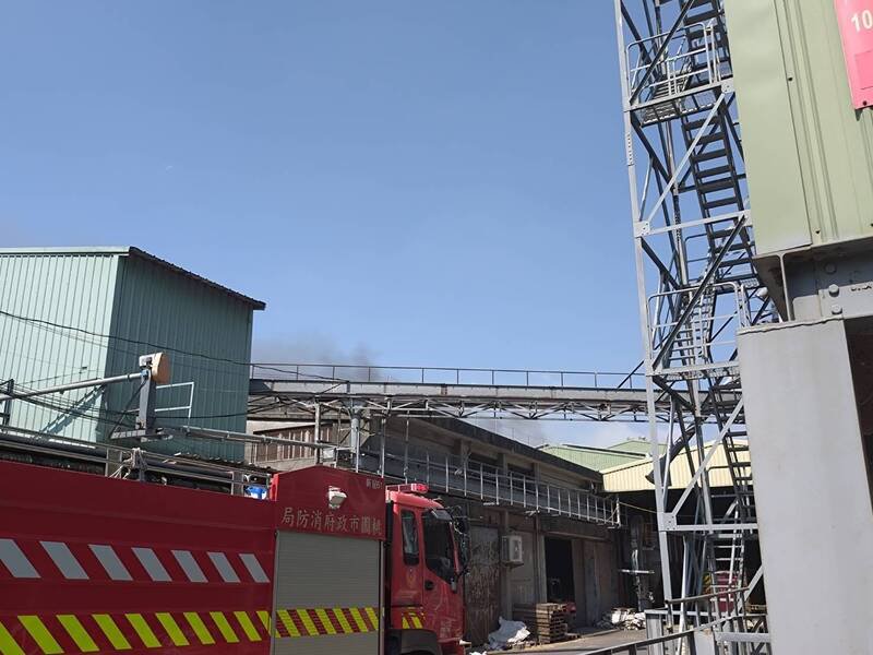 桃园杨梅区农会谷仓大火全面燃烧、浓烟窜天，消防队驰往抢救。（记者李容萍翻摄）