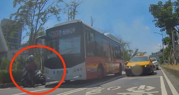 机车女骑士躲艳阳停树荫，被公车撞倒。（读者提供）