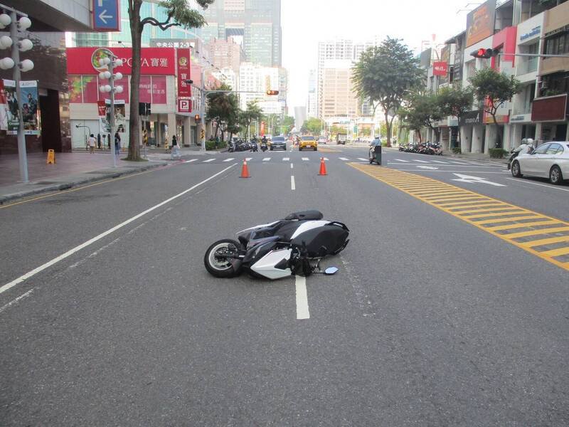 80岁老翁与20岁女子车祸，所幸均无生命危险。（读者提供）