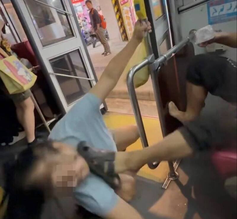 杨翁不甘示弱，脚直接踹向魏妇脸部。（翻摄自Threads）