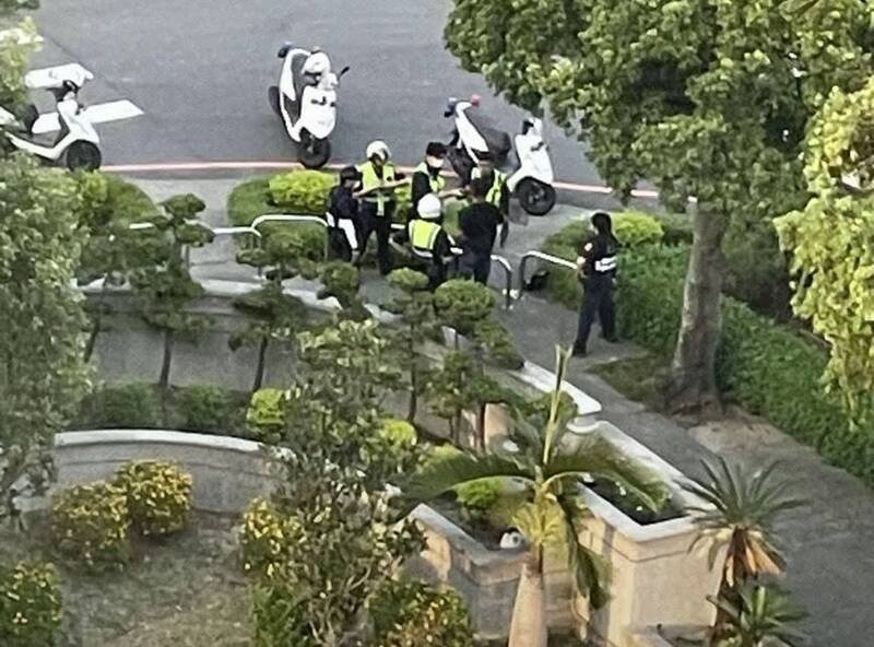 喝醉酒男子持刀站在路口，遭优势警方压制。（民雄警分局提供）