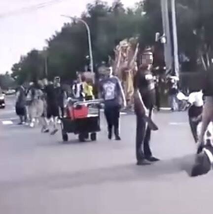 喝醉酒男子持刀站在路口，场面紧张。（民雄警分局提供）