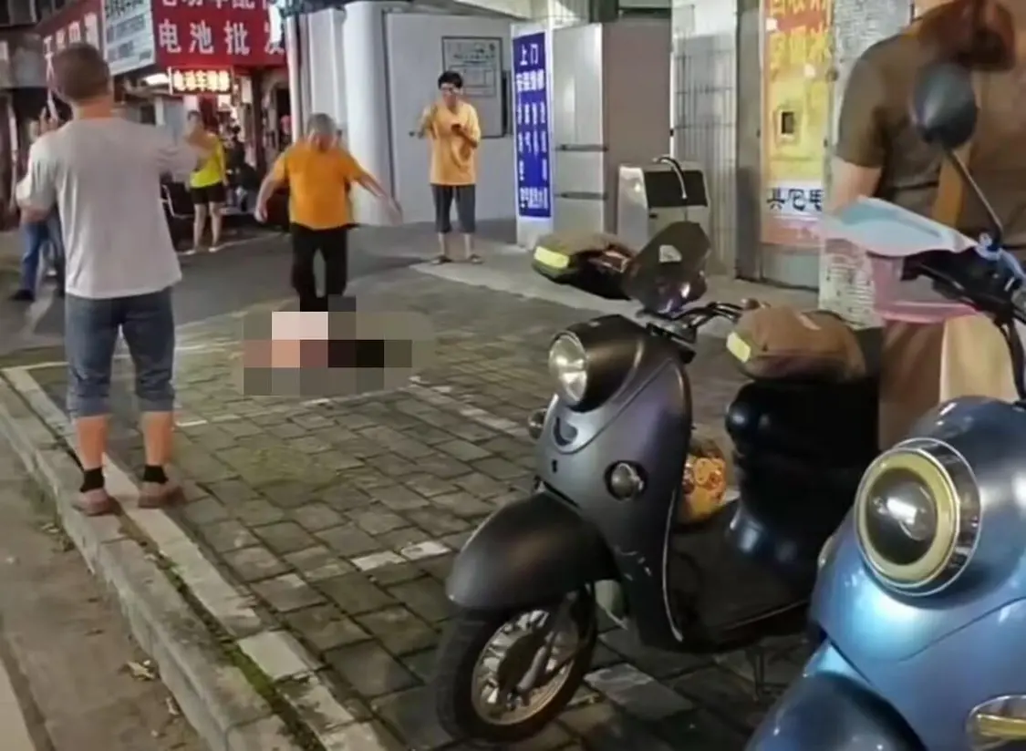 5岁女童爬到窗户上玩耍，从6楼坠下后奇迹幸存