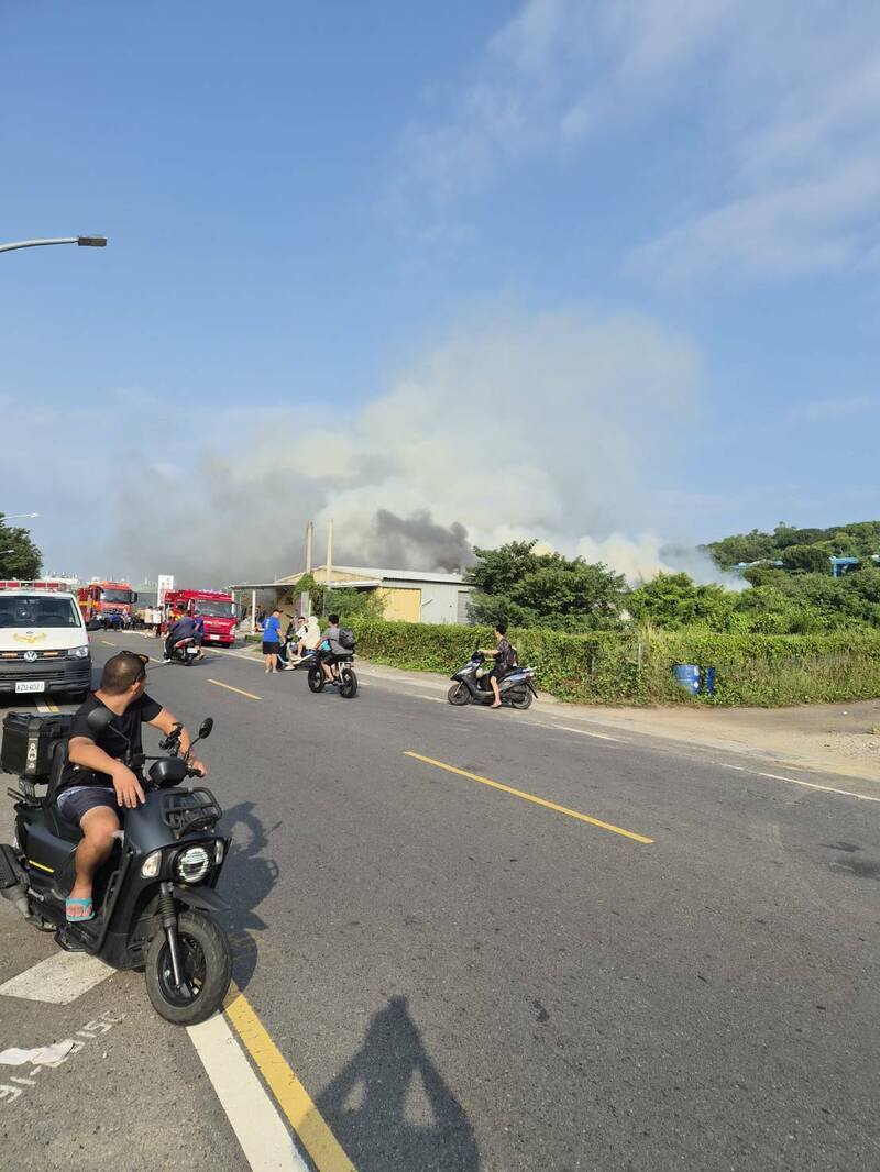 小琉球中山路路段发生火警，冒起阵阵浓烟。（民众提供）