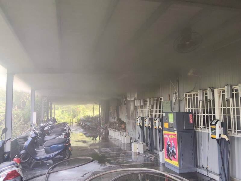 中山路的乙顺电动机车换电站发生火警。（屏东消防局提供）