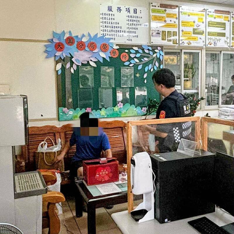 北漂到桃园工作的何姓男子因失业申请救助未果，心情低落在街头咆哮，警方将他带回安抚。（记者余瑞仁翻摄）