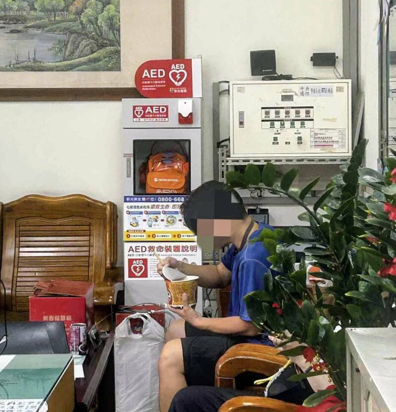 员警将心情低落的何姓男子带回警所，暖心提供泡面让他先行果腹，并帮他联系安排打工机会。（记者余瑞仁翻摄）