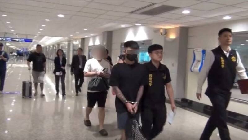 21岁范嫌（黑衣）被押解返台。（记者姚岳宏翻摄）