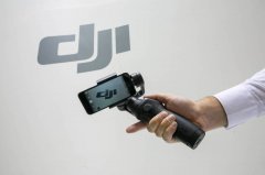 中国大疆「换壳」躲关税?美国贴牌「双胞胎」抓到了 拆开一模一样