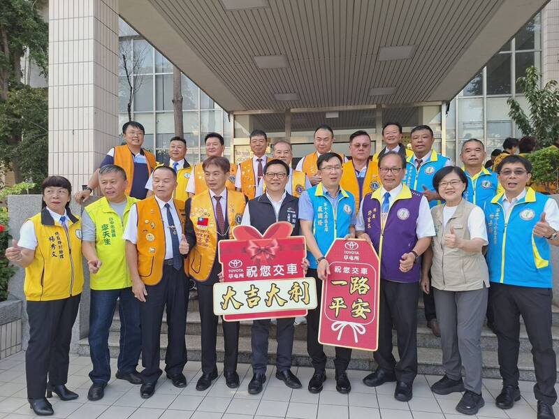 油电消防警备车捐赠仪式今天下午在台中市消防局第三大队举行。（市议员张芬郁服务处提供）