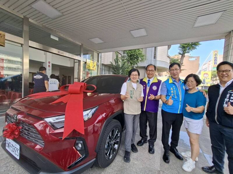 台中市大里区「狮兄」们捐赠的油电消防警备车。（市议员张芬郁服务处提供）