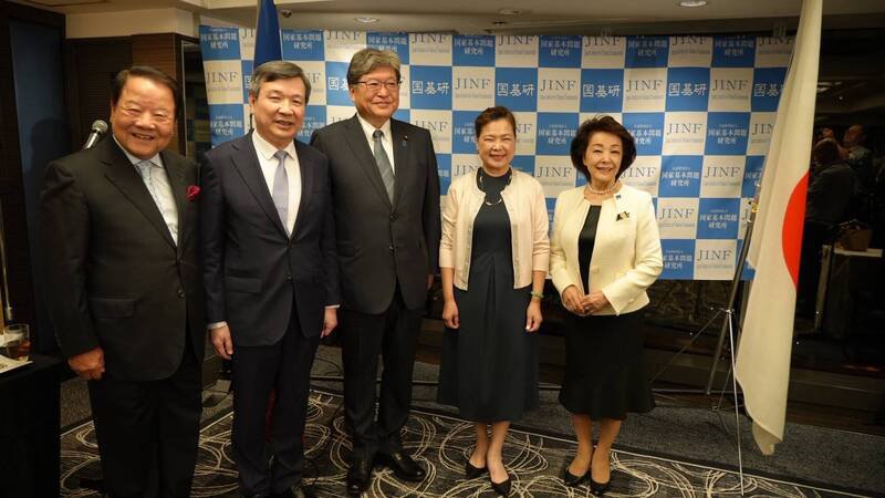 印太战略智库和日本智库「国家基本问题研究所」举办「台日半导体同盟」研讨会，驻日代表李逸洋（左2）、前经济部长王美花（右2）、国基研理事长樱井良子（右1）、众议员萩生田光一（中）、日本中华联合总会名誉总会长詹德薰（左1）等人13日出席欢迎晚宴。（驻日代表处提供）