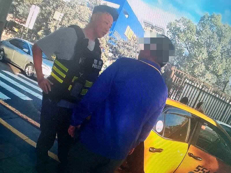 中坜警方与热心计程车司机密切配合，于高铁桃园站查获38岁王姓男诈欺车手。（警方提供）