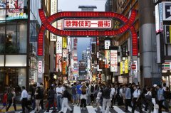 飞来横祸!日本新宿14岁少女坠楼亡 1男子头部遭压伤