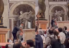 恶!男子爬上圣彼得大教堂祭坛当众小便 教宗良十四世超傻眼