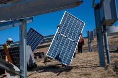 惨!美纽约76岁老妇 被狂风吹来太阳能板砸死