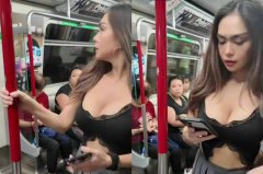 菲律宾正妹人妻穿爆乳装搭港铁  身方女乘客「小表情」反成焦点