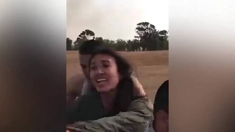 2023年10月7日，诺亚在诺瓦音乐节遭哈马斯绑架时，在摩托车后座绝望呼喊的影片画面。这段影片成为哈马斯袭击事件中最令人心碎的一幕，在全球流传。（取自Ｘ平台）