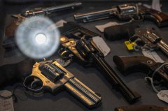 聚会提议玩「俄罗斯轮盘」 美男竟朝女友人胸口开枪射杀